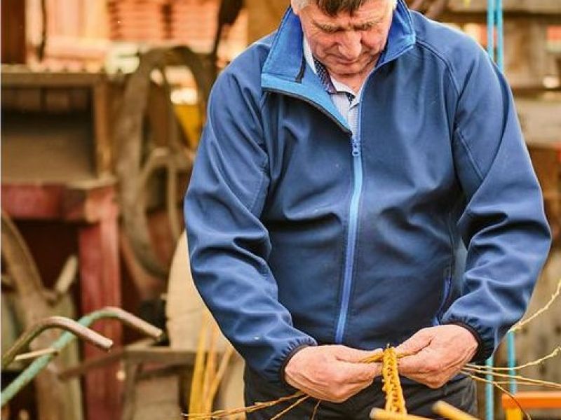 Pletení velikonočních pomlázek