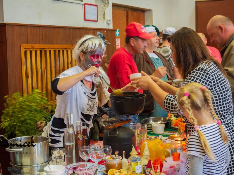 16. Dušičkové guláše a degustace slivovice 16. Dušičkové guláše a degustace slivovice